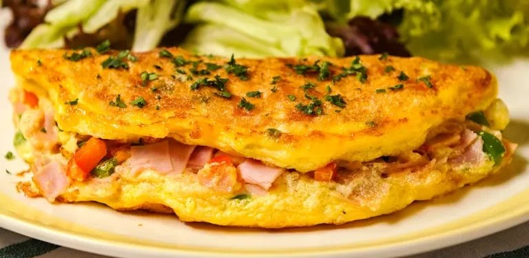 Omelette con jamón y verduras